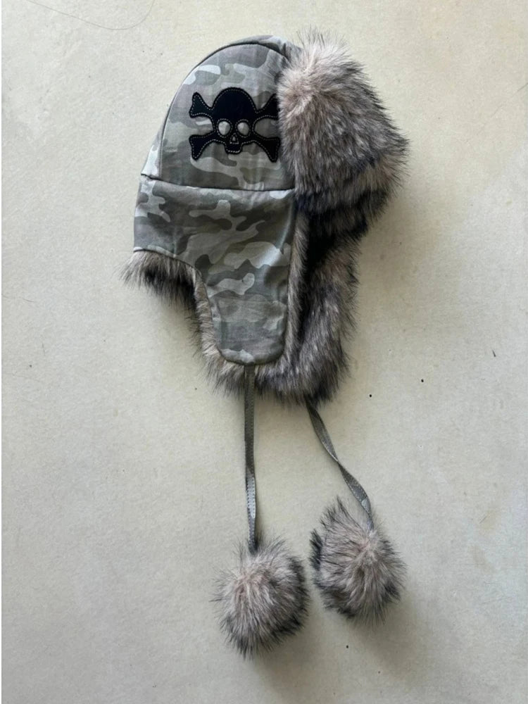 Graue Camouflage-Uschanka mit Totenkopfmotiv, flauschigen Ohrenklappen und Bommeln an langen Bändern