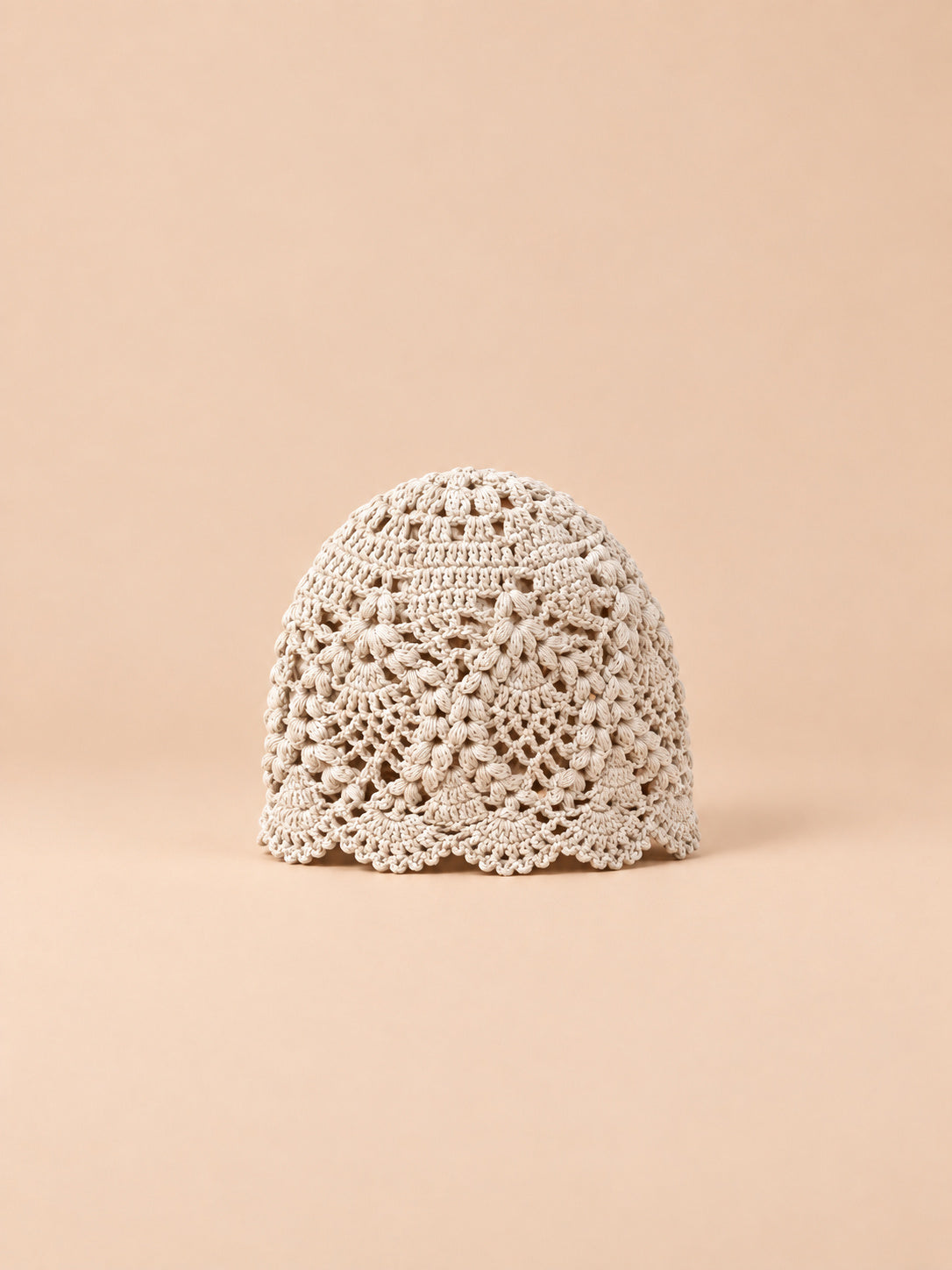 Sommermütze mit floraler Spitze – Farbvariante Beige, Produktdarstellung in der Vorderansicht