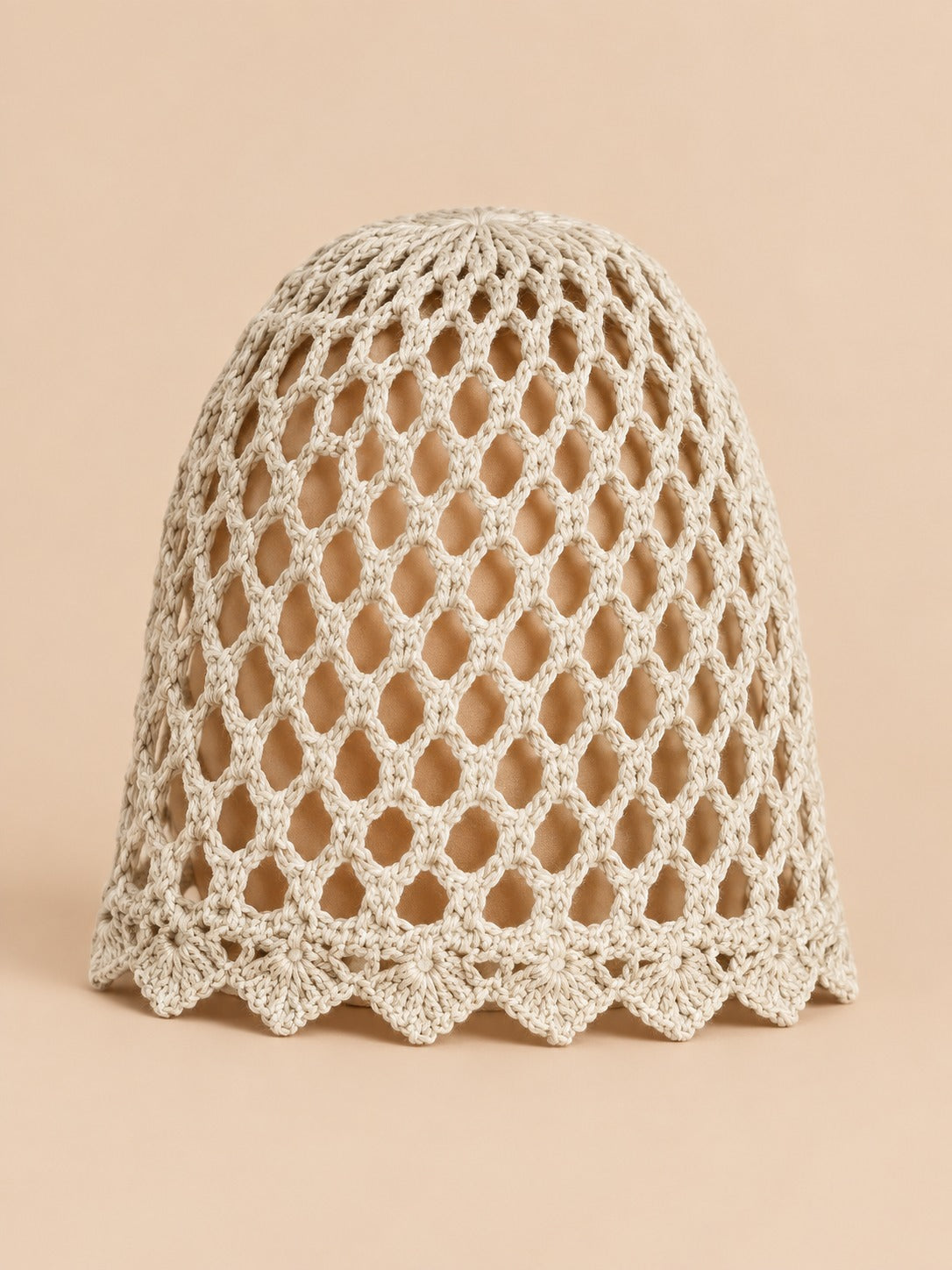 Leichte Sommermütze für Damen mit luftigem Lochmuster – Farbvariante Beige, Ansicht von vorn