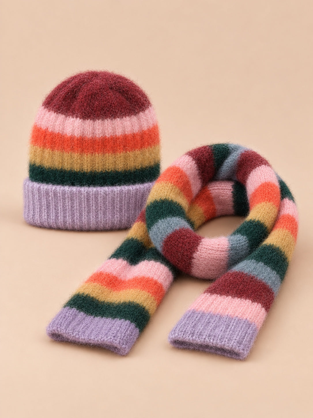 Ensemble bonnet et écharpe à rayures arc-en-ciel violet, vue de face.