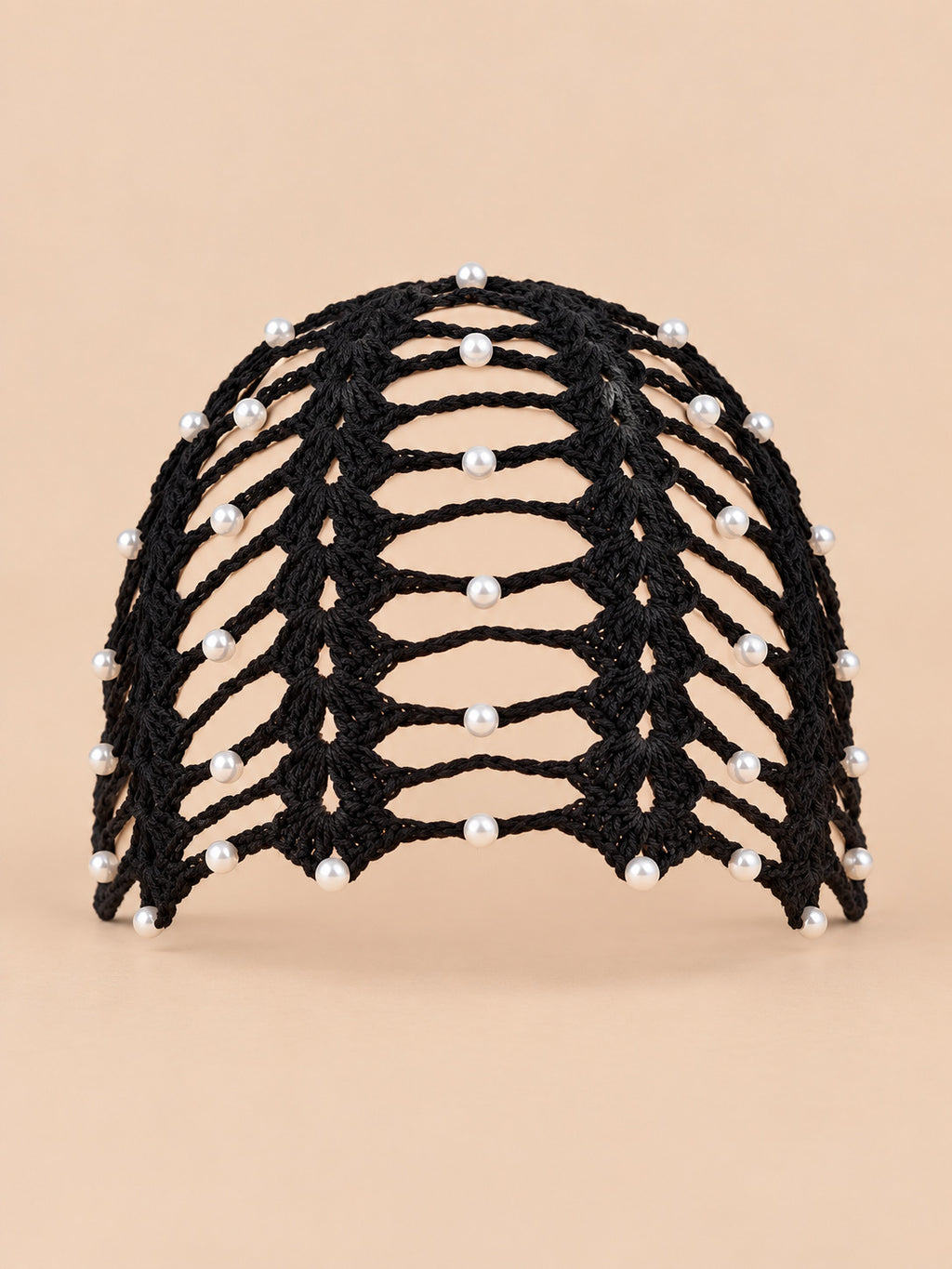 Damen-Bandanamütze mit Perlen im Boho-Stil – Schwarz, Vorderansicht, sand-pfirsichfarbener Hintergrund