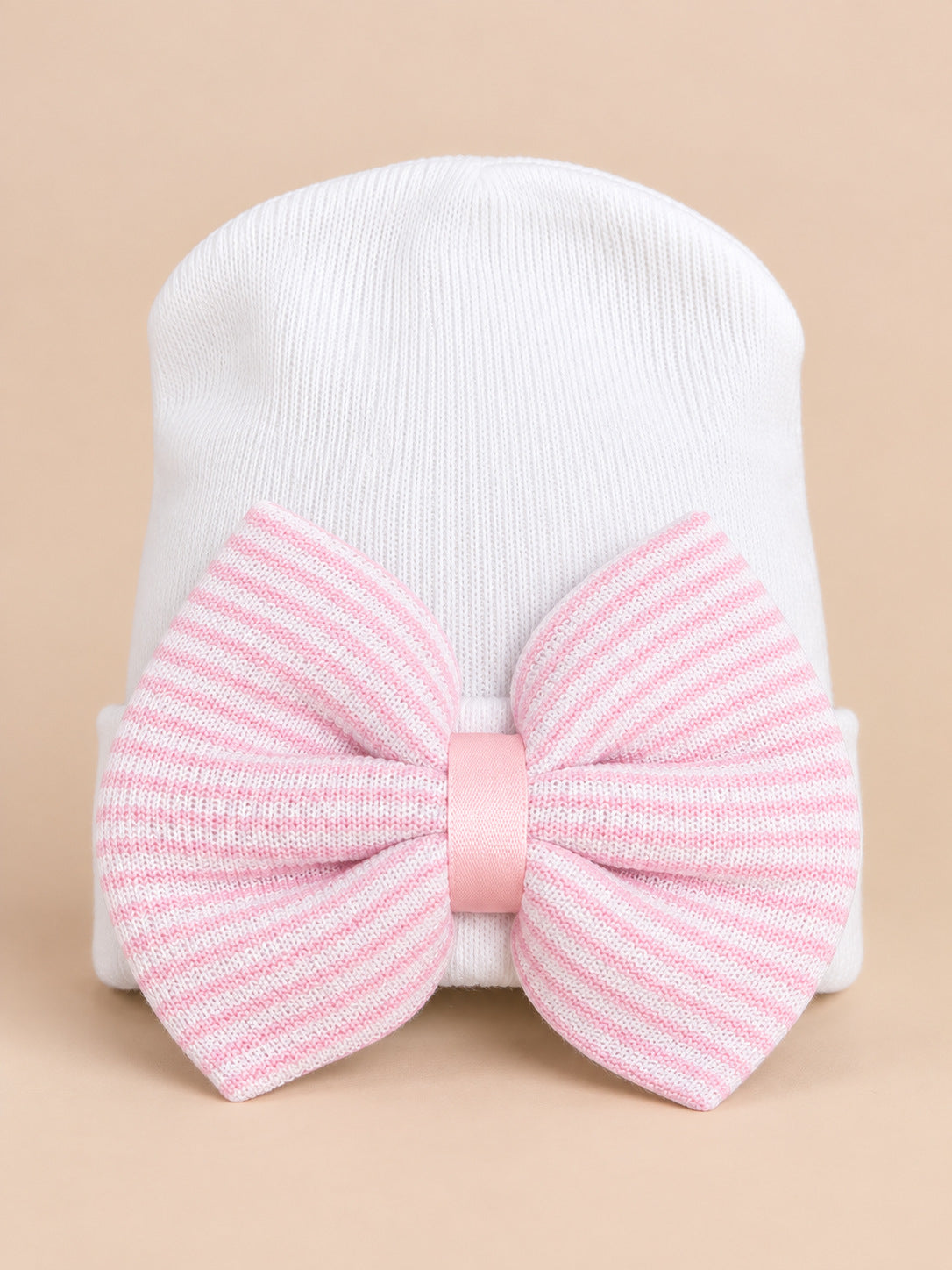 Gestreifte Babymütze aus Baumwolle mit großer Schleife – Farbvariante Weiß / Rosa, Ansicht von vorn