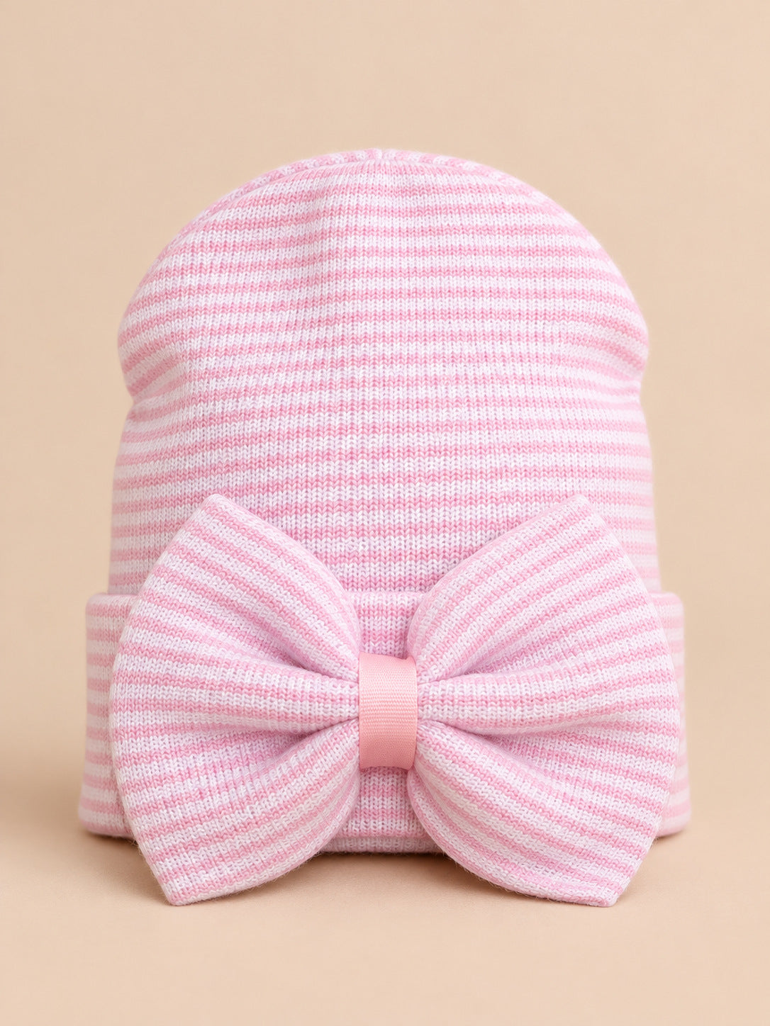 Gestreifte Babymütze aus Baumwolle mit großer Schleife – Farbvariante Rosa / Weiß, Ansicht von vorn