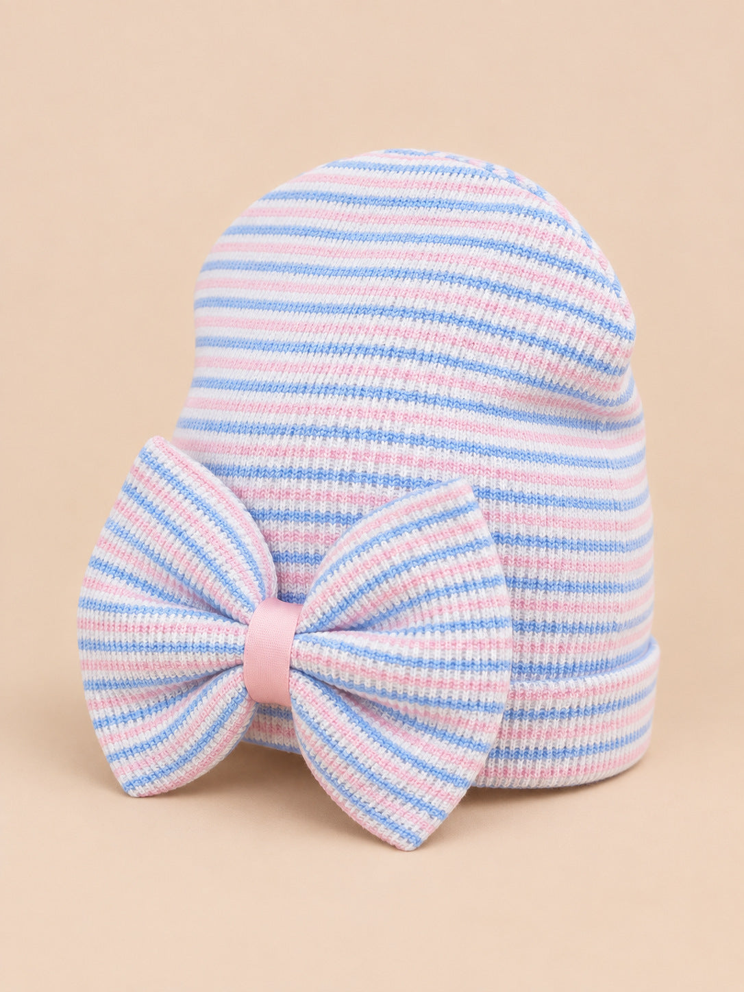 Gestreifte Babymütze aus Baumwolle mit großer Schleife – Farbvariante Rosa / Blau, Dreiviertelansicht