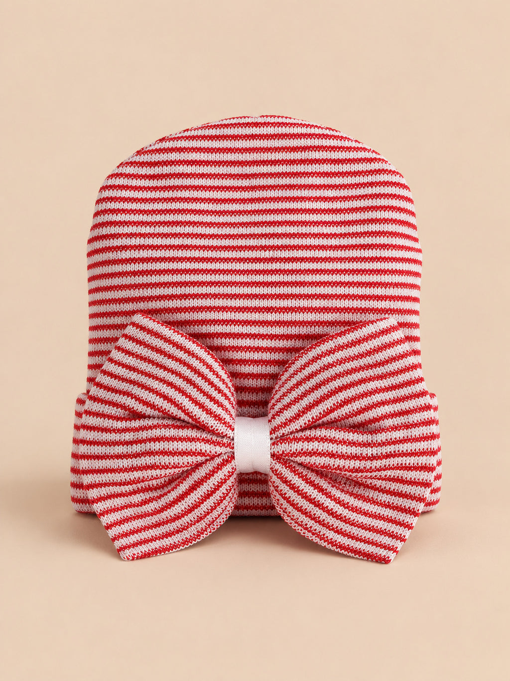 Gestreifte Babymütze aus Baumwolle mit großer Schleife – Farbvariante Rot / Weiß, Ansicht von vorn