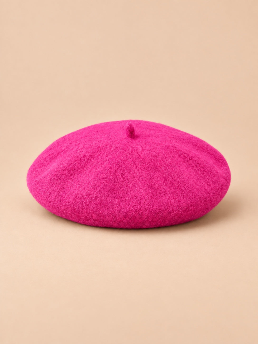 Béret d’artiste femme en laine mélangée vintage, coloris 005, vue de face sur fond sable pêche.