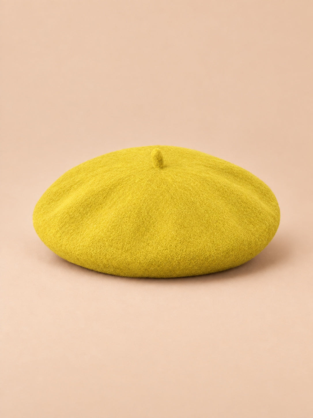 Béret d’artiste femme en laine mélangée vintage, coloris 013, vue de face sur fond sable pêche.