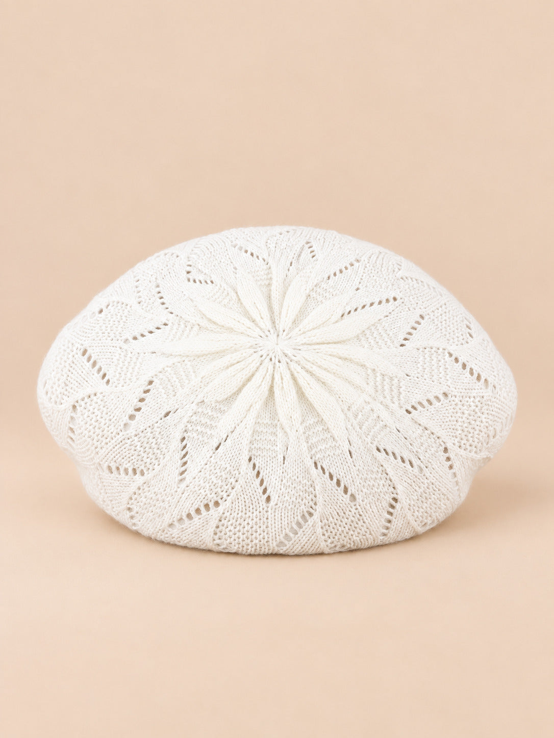 Béret d'artiste en maille fine Blanc-2, vue de face sur fond pêche sable
