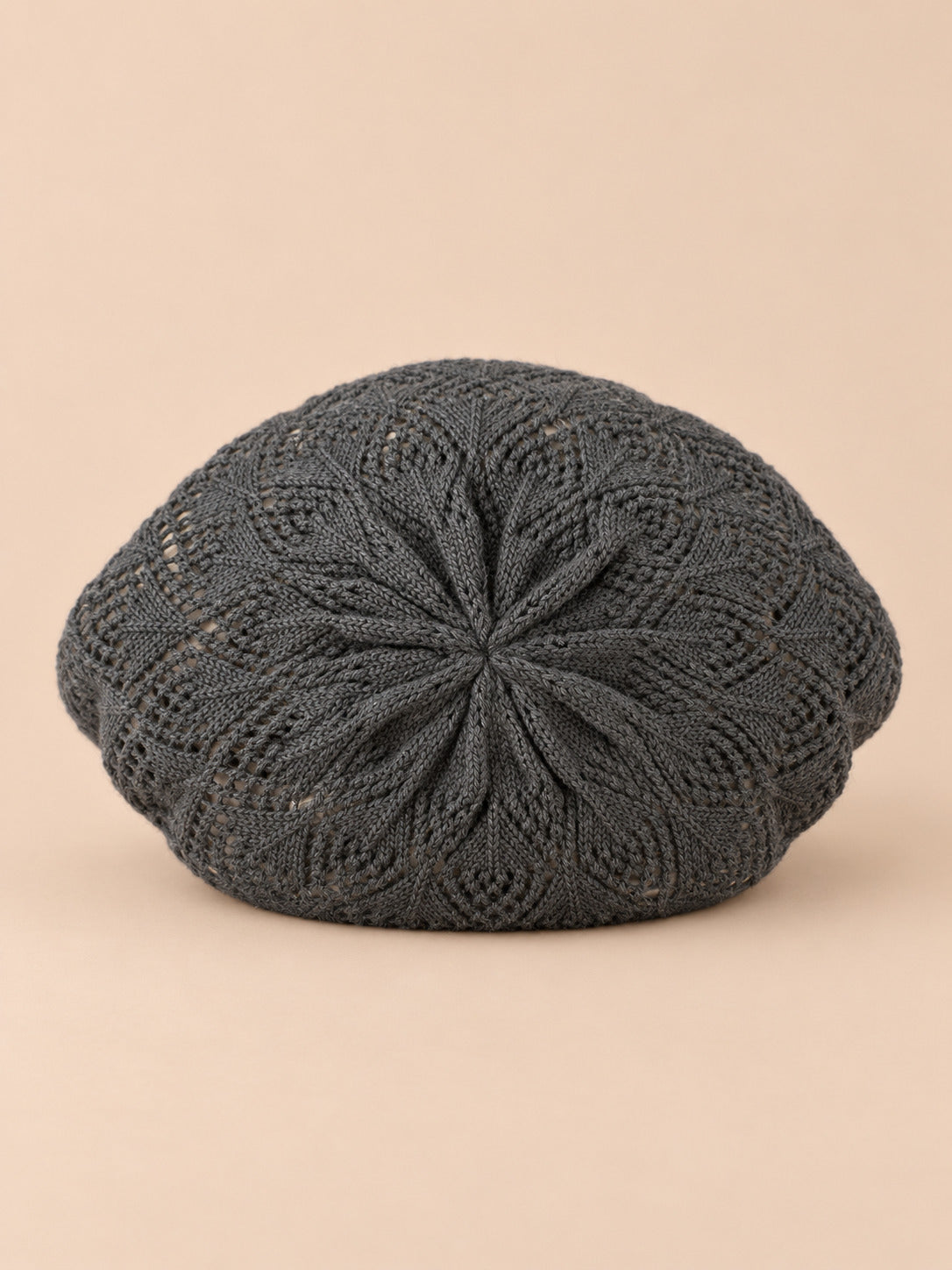 Béret d'artiste en maille fine Gris foncé, vue de face sur fond pêche sable