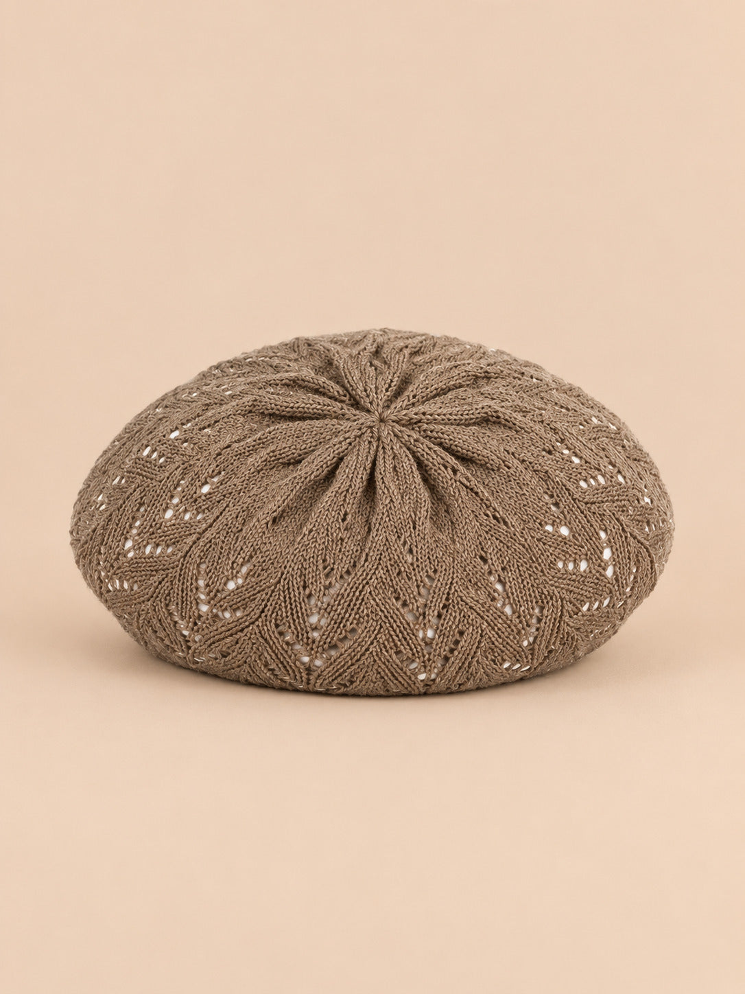 Béret d'artiste en maille fine Marron-1, vue de face sur fond pêche sable