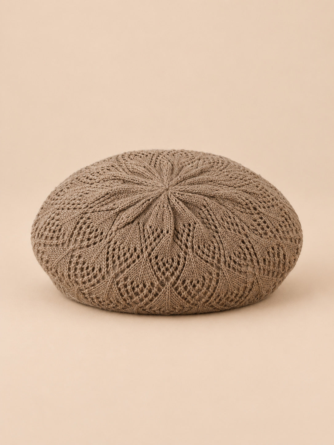 Béret d'artiste en maille fine Marron, vue de face sur fond pêche sable
