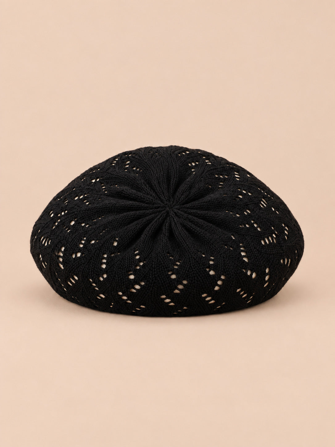 Béret d'artiste en maille fine Noir-1, vue de face sur fond pêche sable