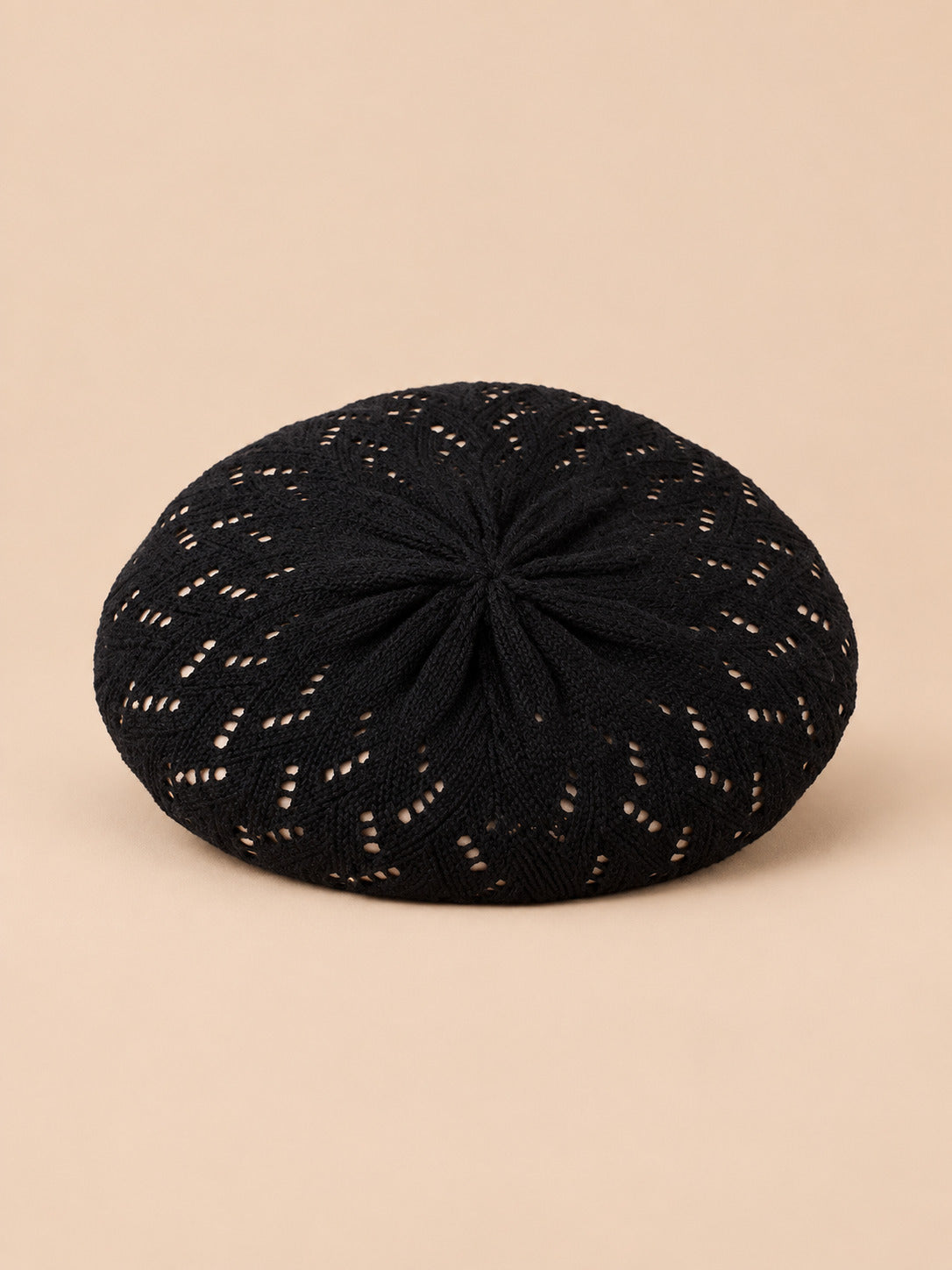 Béret d'artiste en maille fine Noir-2, vue de face sur fond pêche sable