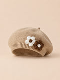 Kinderbarett für Mädchen mit plastischen Strickblumen – Farbvariante Kaffeebraun, Ansicht von vorn