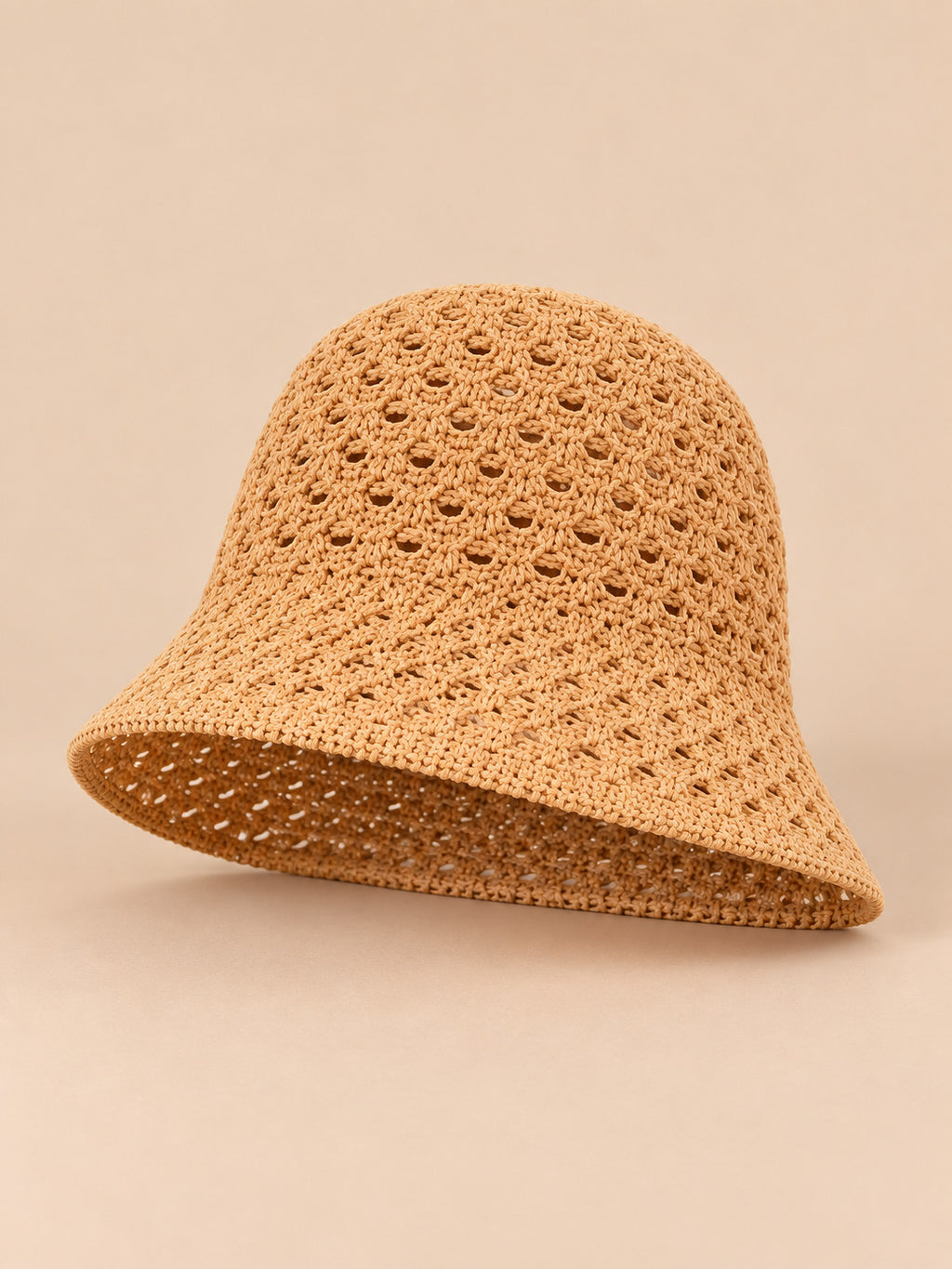 Luftiges Fascinator-Barett im Vintage-Stil für Hochzeiten – Farbvariante Khaki, Dreiviertelansicht