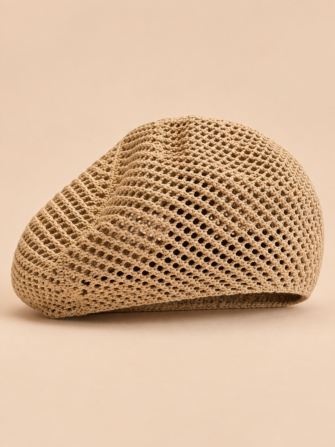 Béret bibi résille sable, vue de face sur fond pêche sable