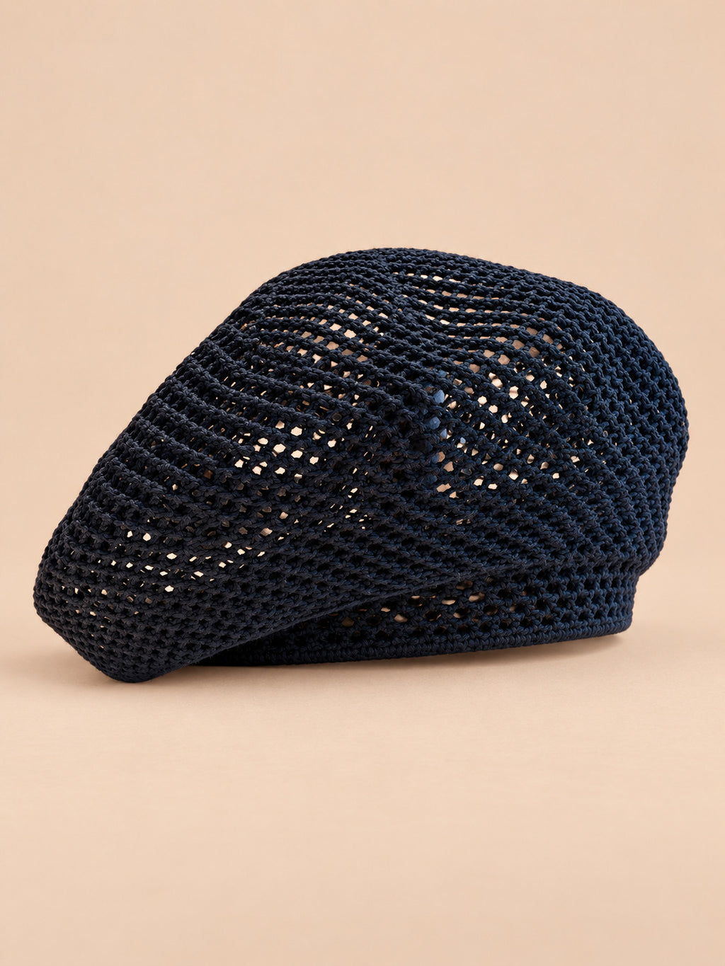 Gehäkeltes Netzbarett im französischen Fascinator-Stil – Farbvariante Nachtblau, Dreiviertelansicht