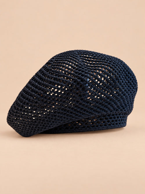 Gehäkeltes Netzbarett im französischen Fascinator-Stil – Farbvariante Nachtblau, Dreiviertelansicht