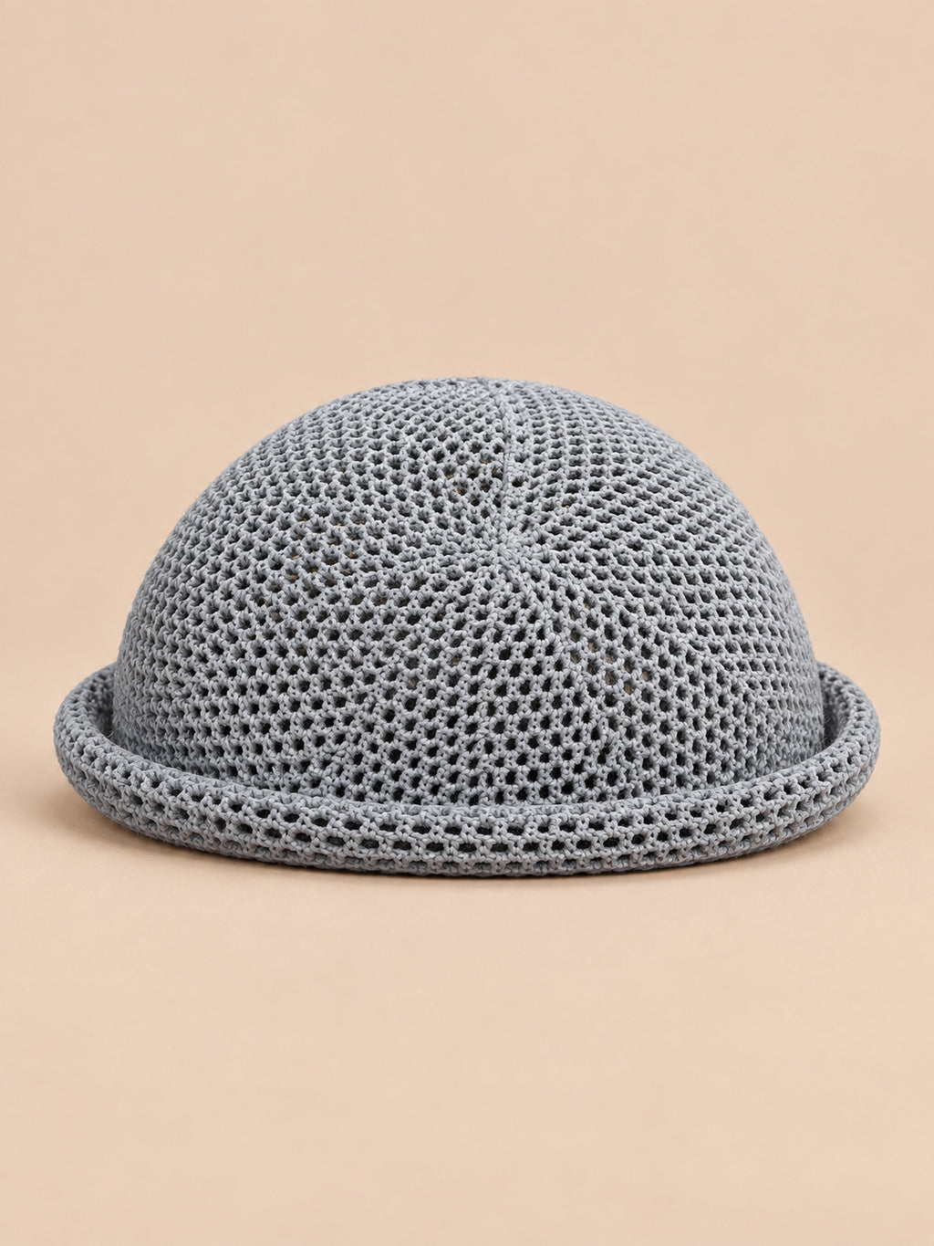 Gehäkeltes Netzbarett im französischen Fascinator-Stil – Farbvariante Grau, Ansicht von vorn
