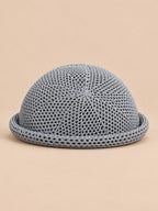Gehäkeltes Netzbarett im französischen Fascinator-Stil – Farbvariante Grau, Ansicht von vorn