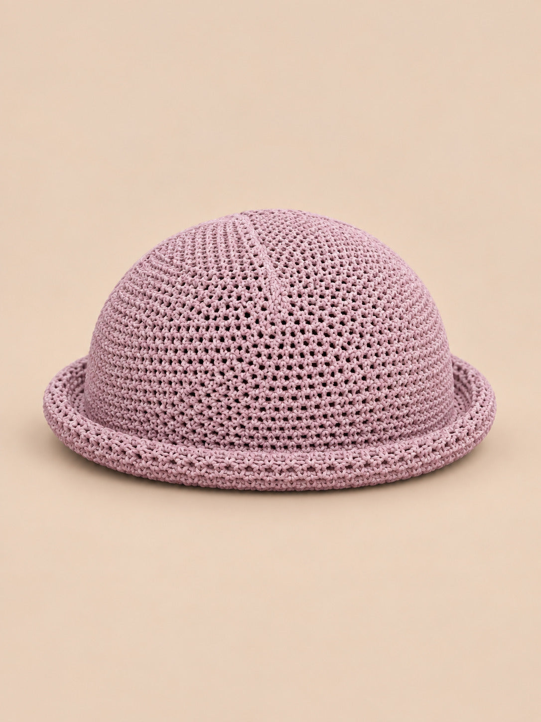 Béret bibi résille rose, vue de face sur fond pêche sable