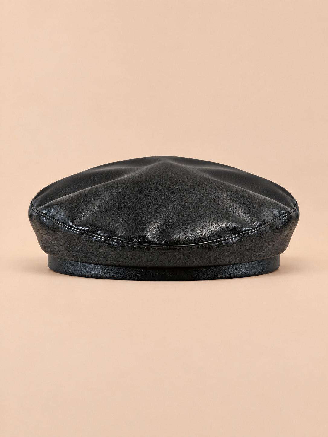 Béret casquette effet cuir beret, vue de face sur fond pêche sable