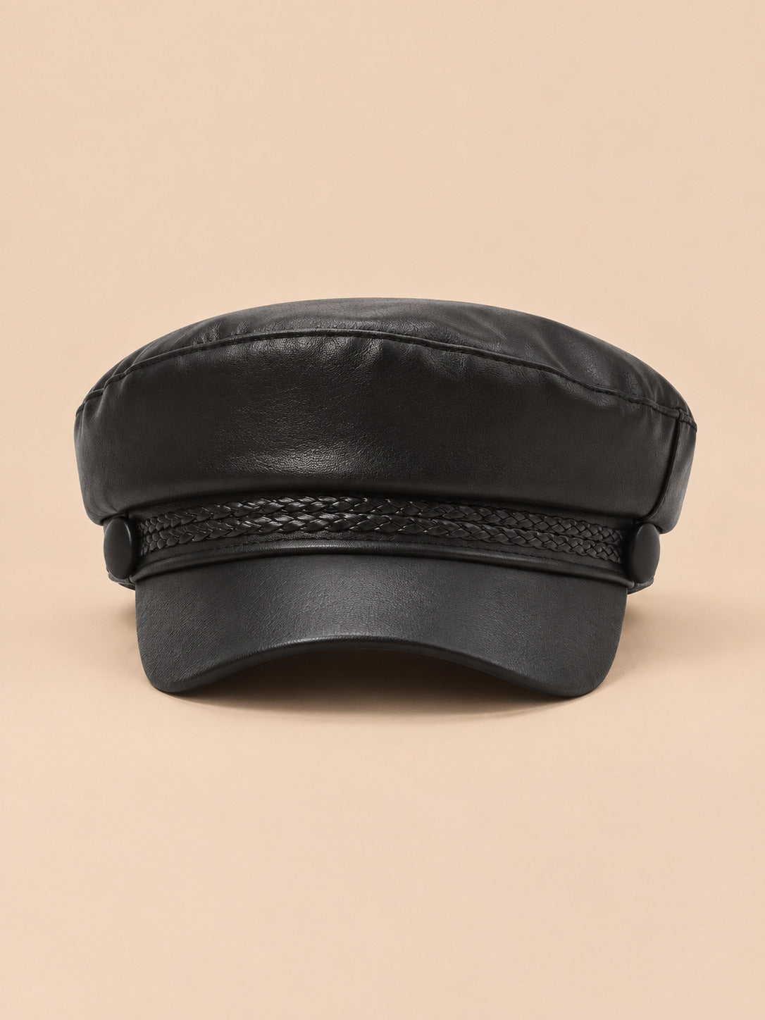 Béret casquette effet cuir modele 4, vue de face sur fond pêche sable