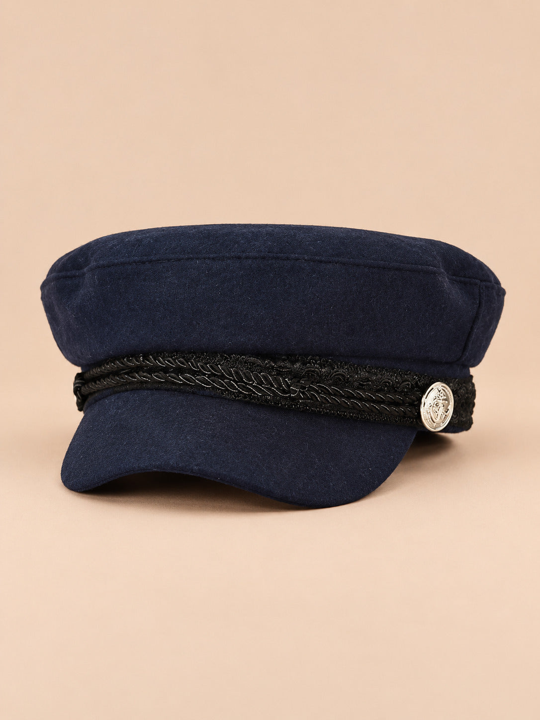 Béret casquette de marin bleu marine, vue de face sur fond pêche sable
