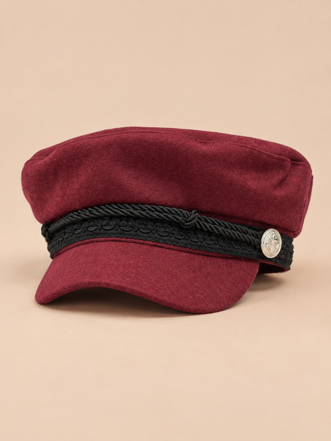 Béret casquette de marin bordeaux, vue de face sur fond pêche sable