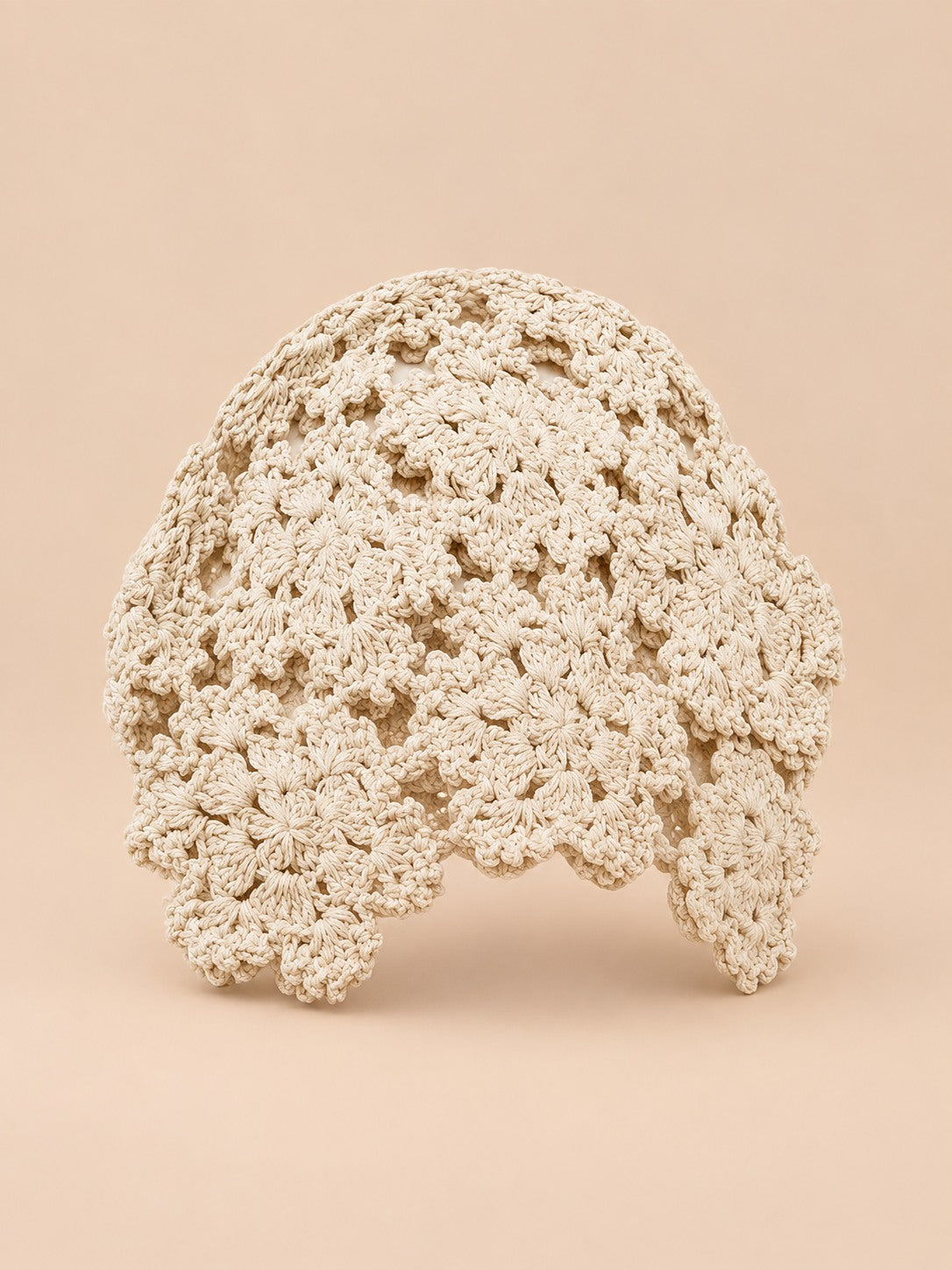 Béret en dentelle à fleurs au crochet, coloris B, vue de face