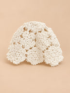 Weiße Baskenmütze für Damen aus gestrickter Baumwollspitze mit luftigem Blumenmuster, Vorderansicht