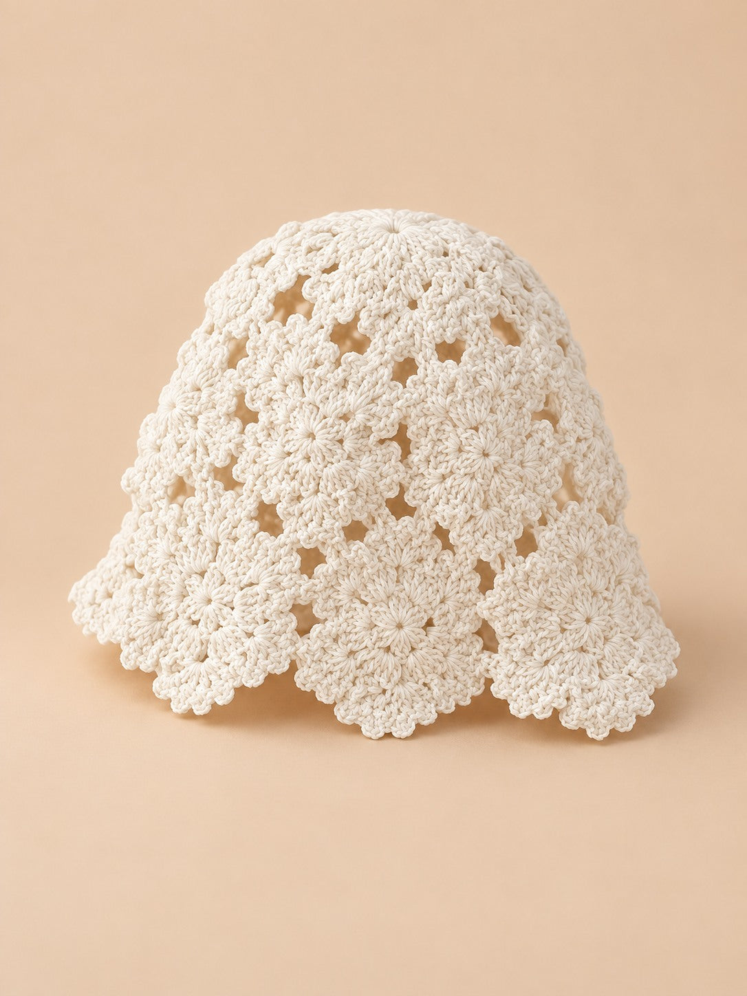 Béret en dentelle à fleurs au crochet, coloris Blanc, vue de trois quarts