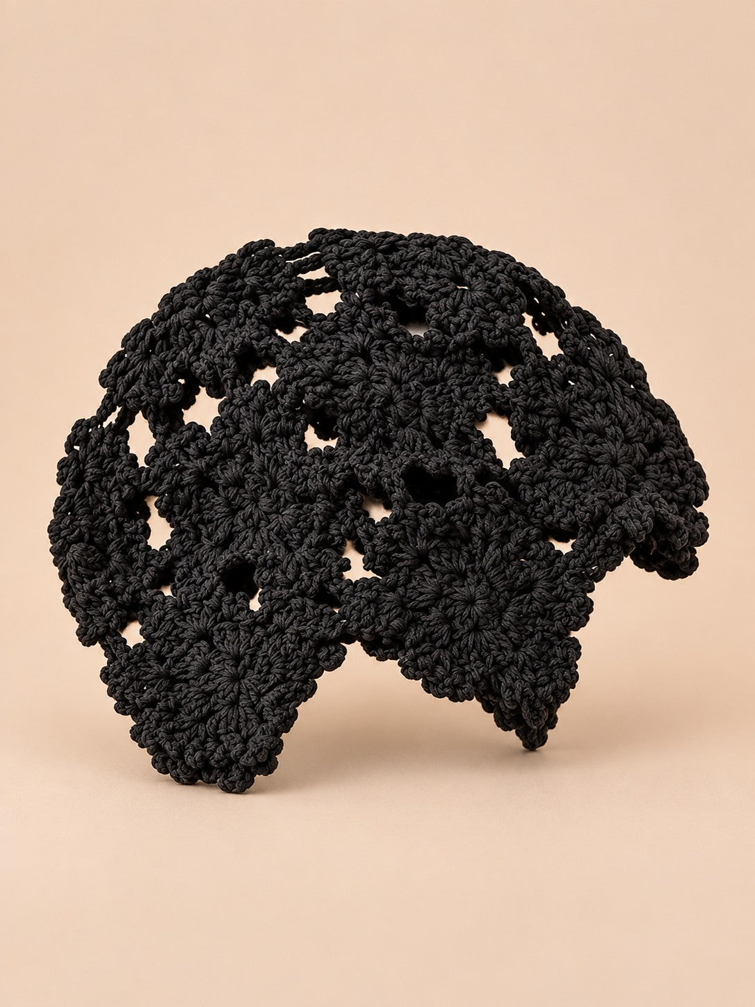 Béret en dentelle à fleurs au crochet, coloris C1, vue de face