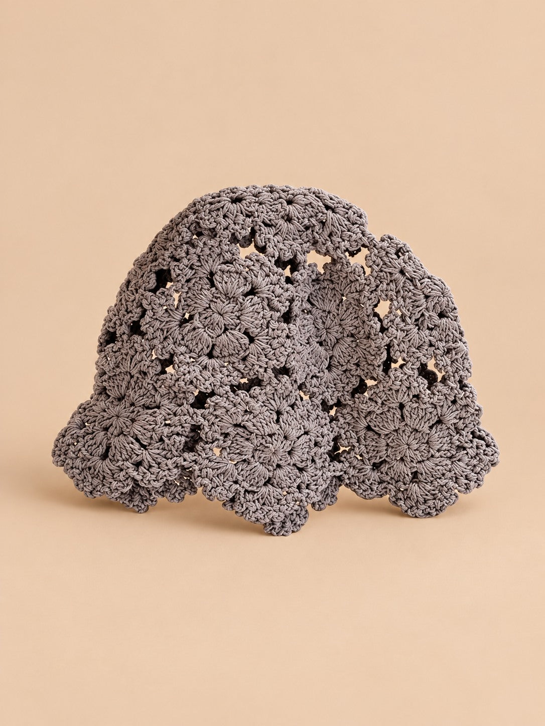 Béret en dentelle à fleurs au crochet, coloris Gris, vue de face