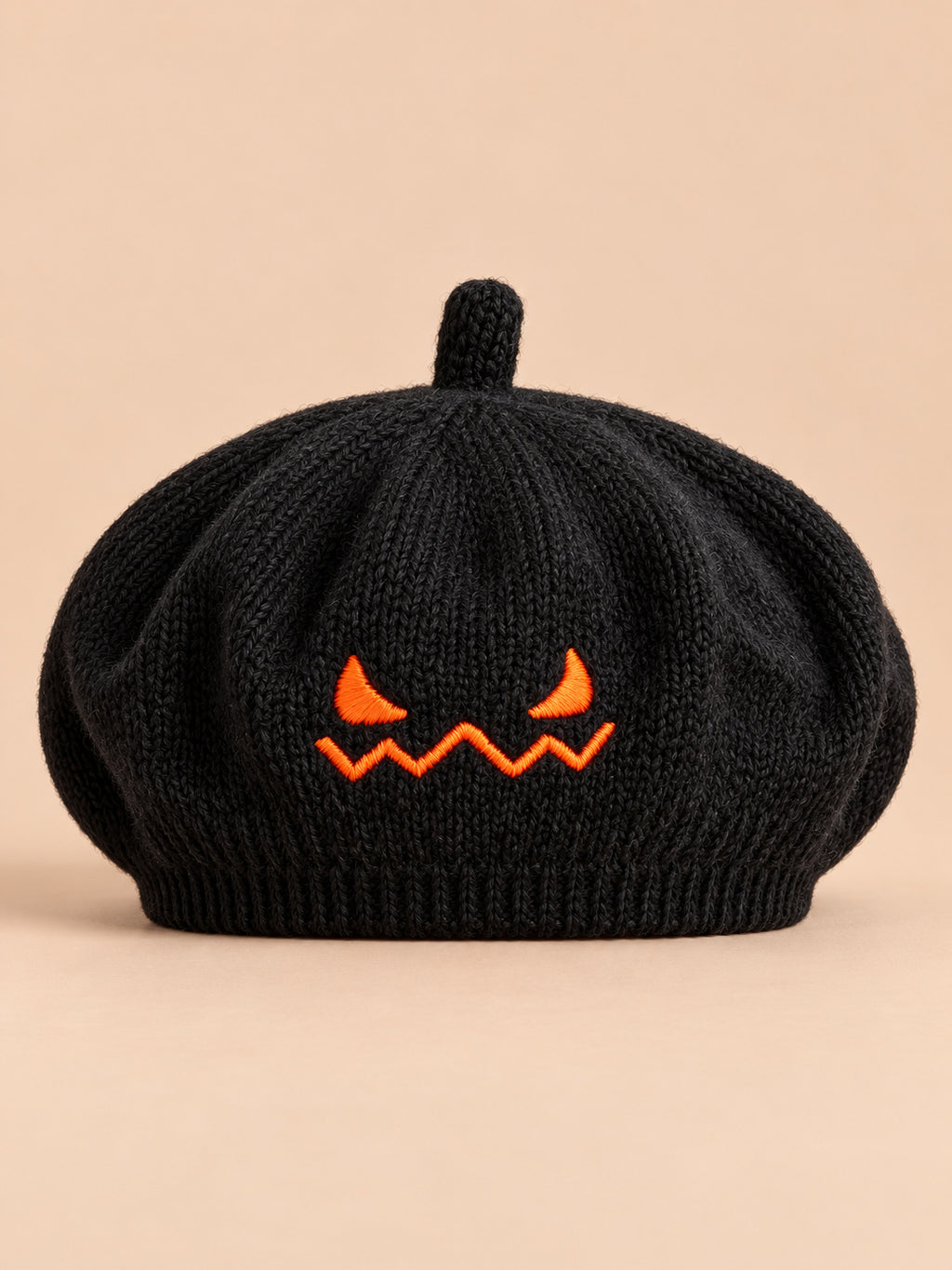 Kinderbarett aus Strick mit gesticktem Halloween-Kürbis – Farbvariante Schwarz, Ansicht von vorn