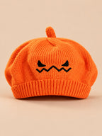 Orangefarbenes Kinderbarett aus Strick mit gesticktem Kürbisgesicht als Halloween-Motiv, Vorderansicht