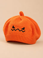 Kinderbarett aus Strick mit gesticktem Halloween-Kürbis – Farbvariante Orange, Dreiviertelansicht