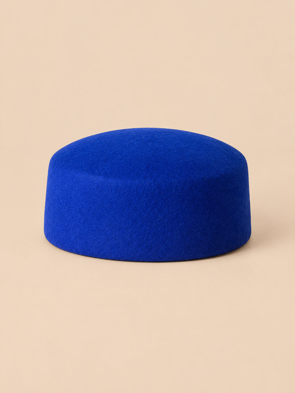 Elegante Baskenmütze aus Wollfilz für festliche Anlässe – Farbvariante Blau, flache Oberseite, Ansicht von vorn