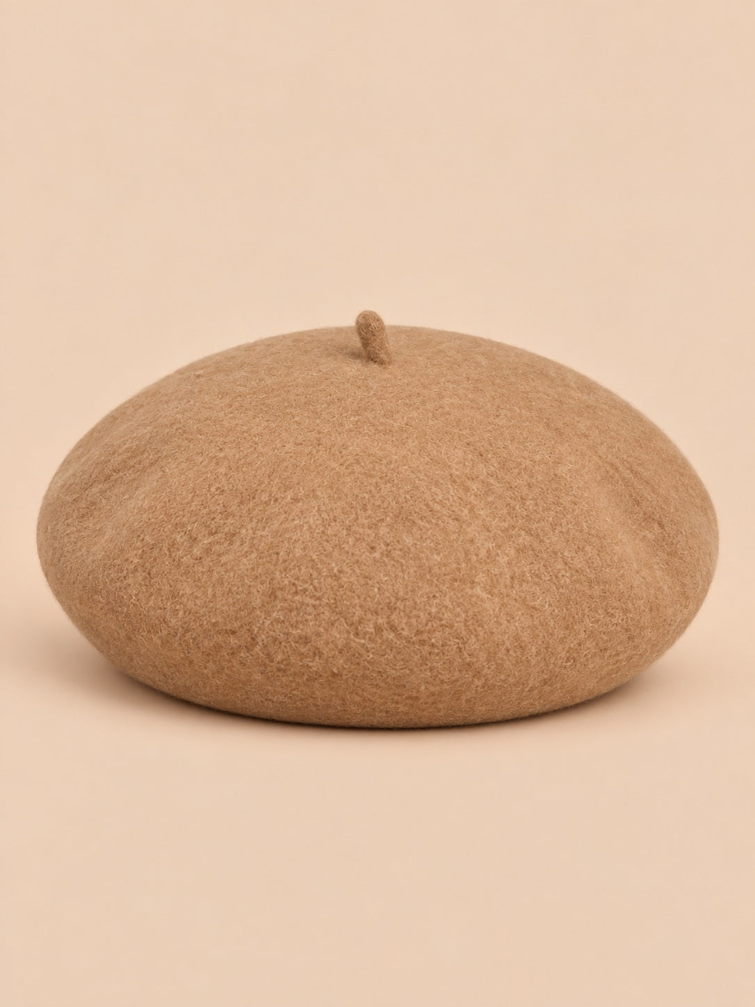 Béret français femme en pure laine camel, vue de face sur fond beige