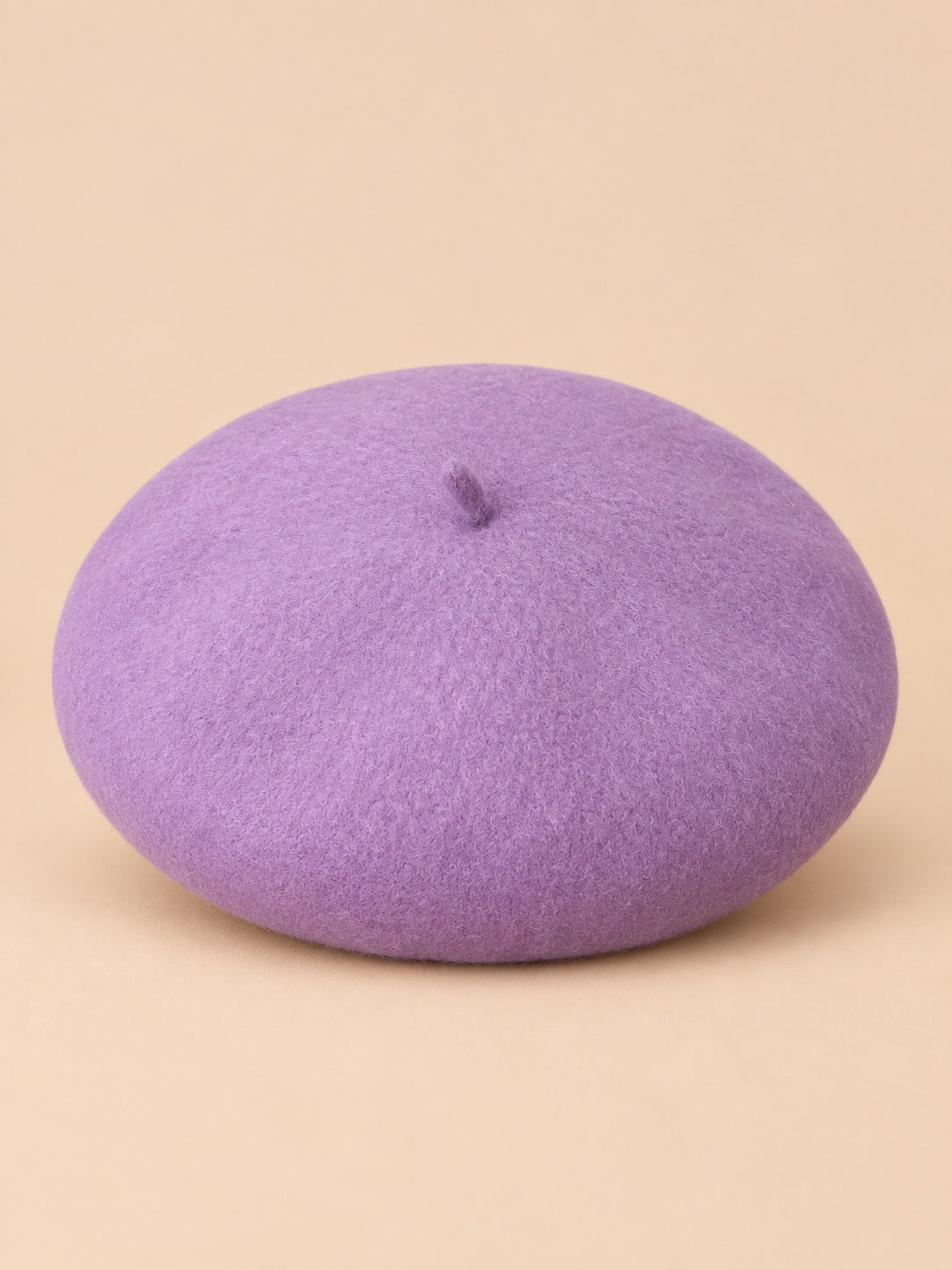 Béret français femme en pure laine mauve, vue de face sur fond beige
