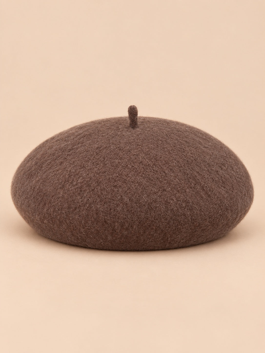 Béret français femme en pure laine moka, vue de face sur fond beige