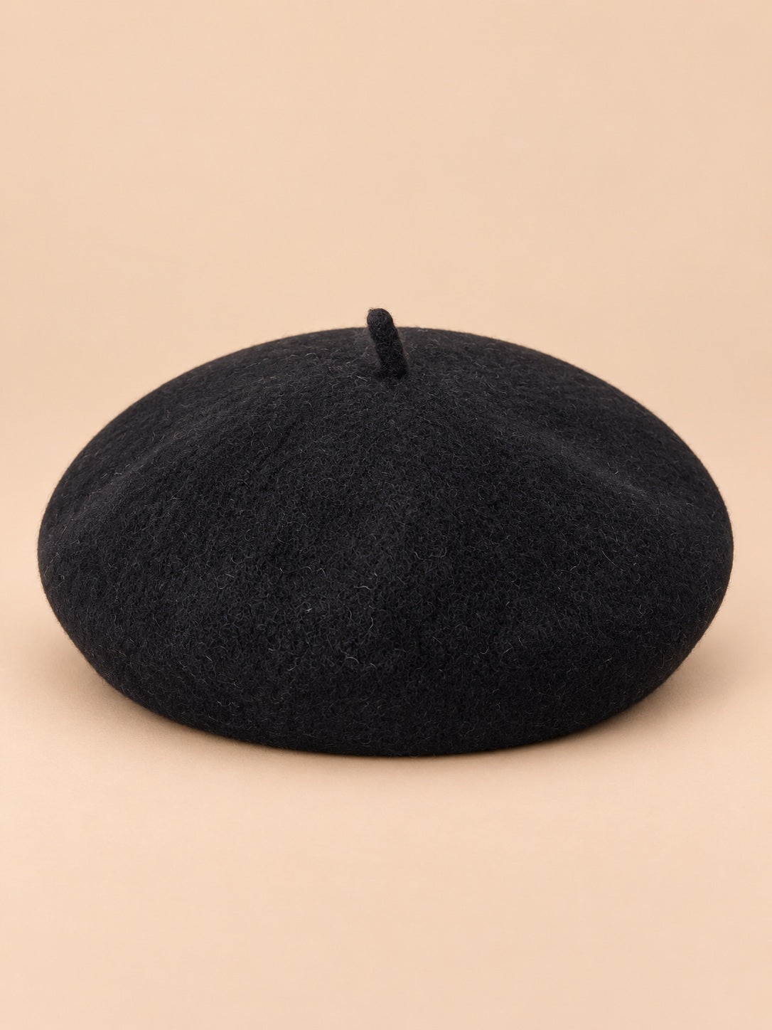 Béret français femme en pure laine noir, vue de face sur fond beige