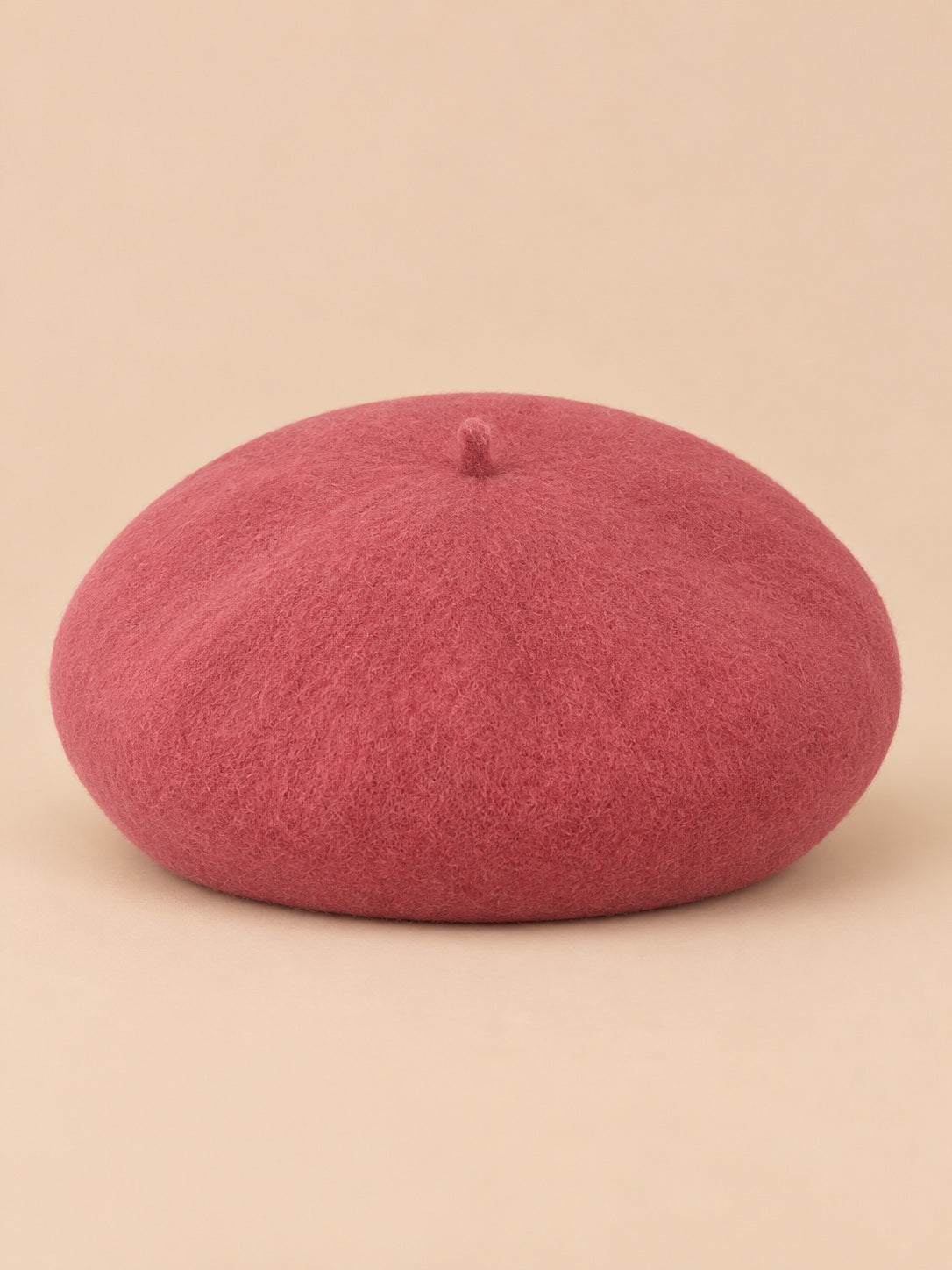 Béret français femme en pure laine vieux rose, vue de face sur fond beige