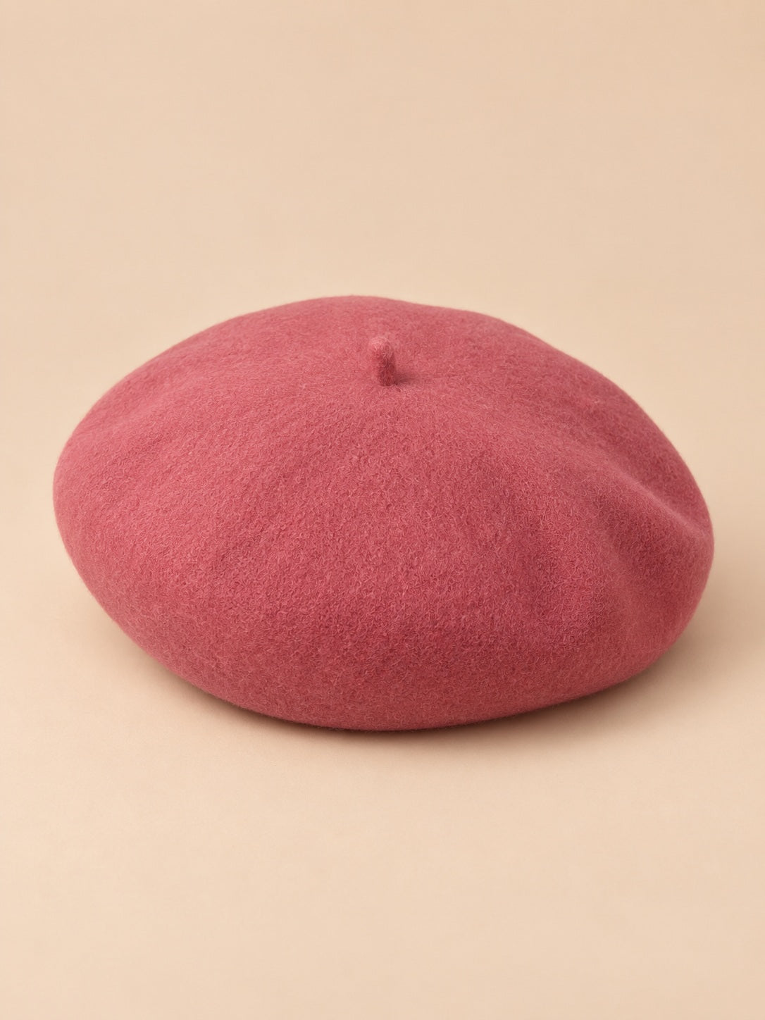 Béret français femme en pure laine vieux rose, vue de trois quarts sur fond beige