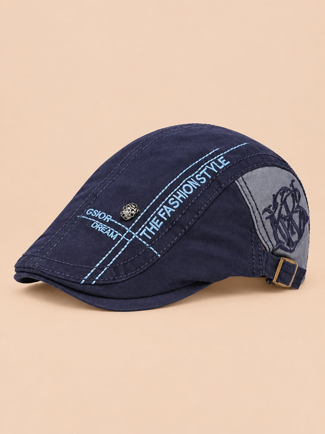 Béret gavroche en coton bleu marine, vue trois quarts sur fond pêche sable