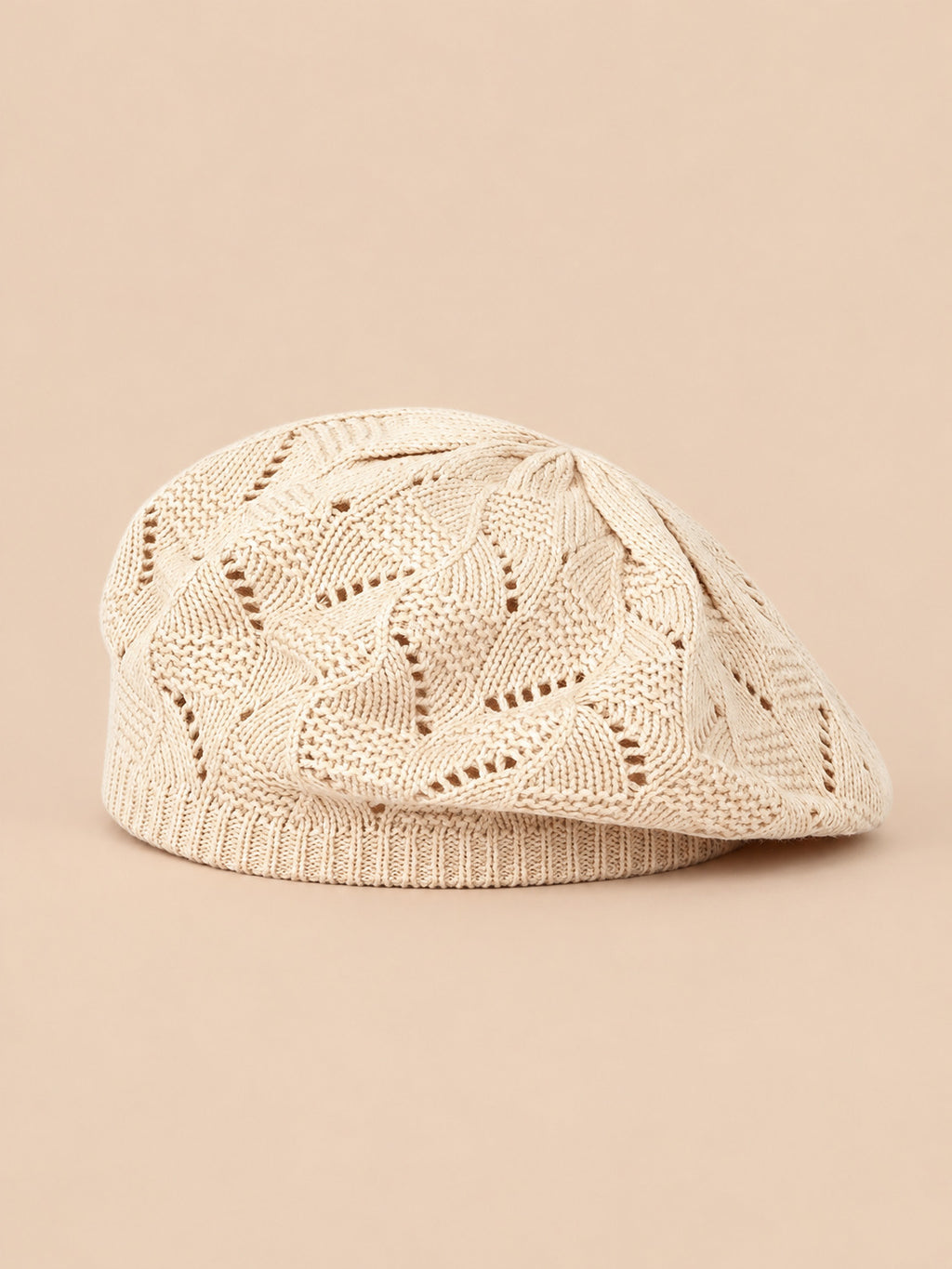 Flache Baskenmütze mit Lochmuster im französischen Künstlerstil – Farbvariante Beige, Ansicht von vorn