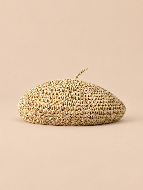 Flaches Sommerbarett in Strohoptik im Boho-Stil – Beige, Vorderansicht, sand-pfirsichfarbener Hintergrund