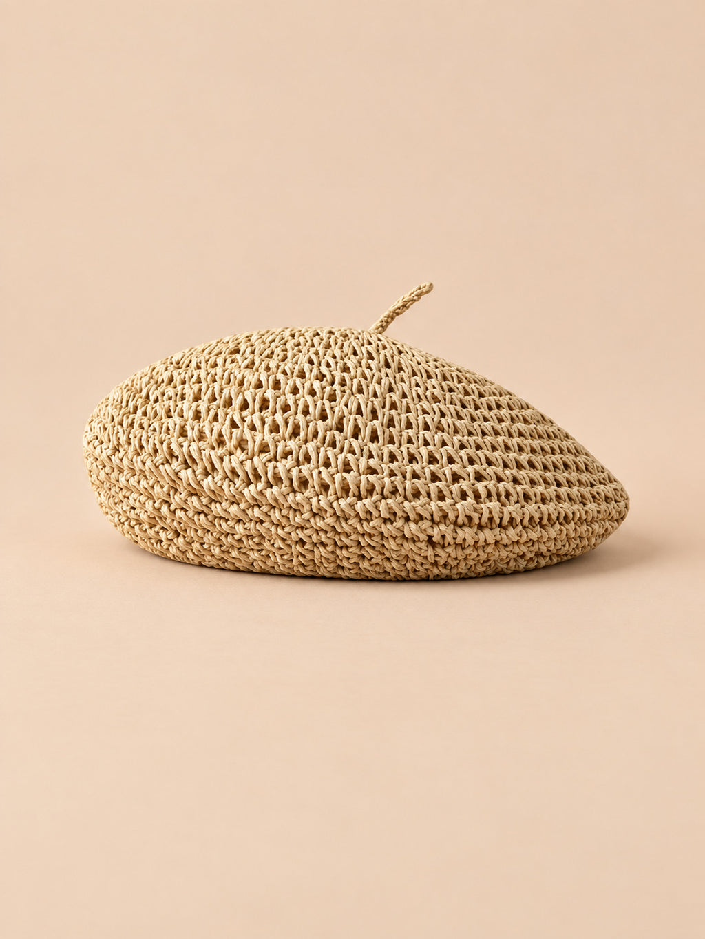 Flaches Sommerbarett in Strohoptik im Boho-Stil – Farbvariante Beige, Dreiviertelansicht