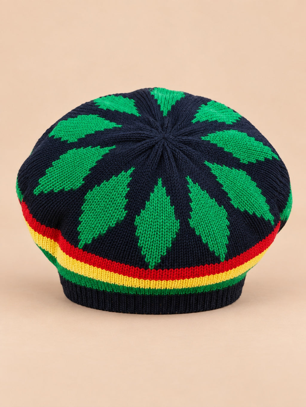 Rasta-Baskenmütze aus Strick mit mehrfarbigem Print – Modell 1 mit grünen Motiven, Vorderansicht