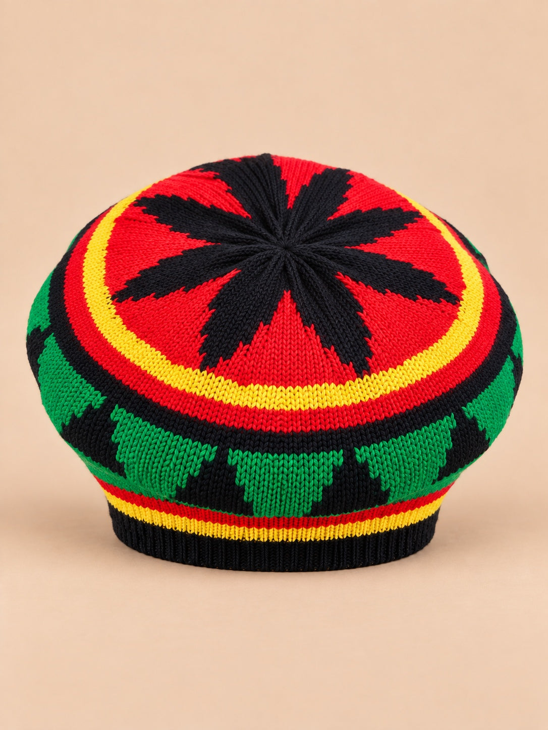 Béret rasta en maille multicolore 2, motifs noirs, rouges, verts et jaunes, vue de face.